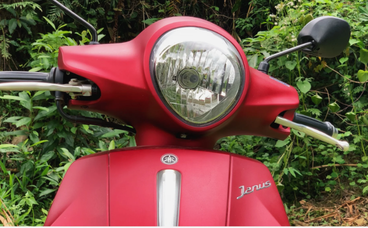 Điều khó khăn cho việc xác nhận tung tích, danh tính là tại hiện trường cũng như trên người nạn nhân không có bất cứ loại giấy tờ tùy thân nào. Qua rà soát trên địa bàn huyện Cam Lâm cũng không thu được kết quả gì. Chiều muộn cùng ngày người dân phát hiện một chiếc xe máy tay ga màu đỏ nhãn hiệu Janus, mang biển số 79C1-405.71 bị bỏ bên lề đường gần khu vực chợ Mới, thuộc địa bàn phường Cam Thuận, TP Cam Ranh, cách nơi phát hiện thi thể gần 40km. (Ảnh minh họa, nguồn internet) 