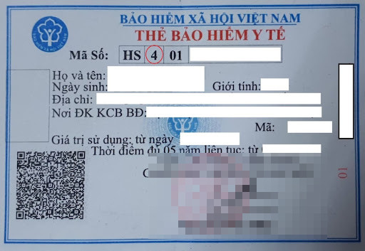 Theo kết quả xác minh, chiếc xe máy là của chị Nguyễn Hồng Huệ (SN 1978) trú ở tổ dân phố Lộc Hải, phường Cam Lộc, TP Cam Ranh. Khi nhận dạng thi thể người phụ nữ bị sát hại, thân nhân xác định đó là chị Huệ. Sau khi rà soát dọc tuyến Quốc lộ 1, các trinh sát phát hiện một ví da nữ vứt bỏ cạnh lề đường. Bên trong ví có thẻ ATM mang tên chủ nhân Nguyễn Hồng Huệ và thẻ bảo hiểm y tế cấp cho trẻ em dưới 6 tuổi, trong đó tên người mẹ cũng là Nguyễn Hồng Huệ. (Ảnh minh họa, nguồn internet)