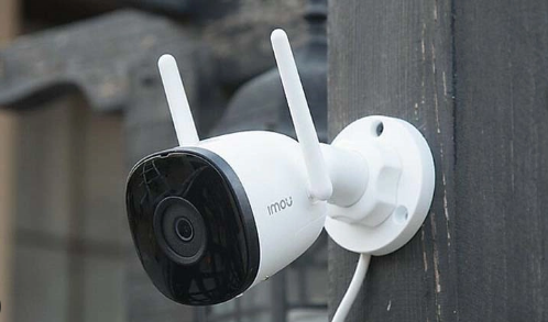 Xác định đây là một vụ án đặc biệt nghiệm trọng, Công an tỉnh Khánh Hòa đã xác lập chuyên án, tung các trinh sát tiến hành tìm kiếm thông tin trên địa bàn. Qua trích xuất camera khu vực chợ Mới, nơi chiếc xe của chị Huệ bị bỏ lại, xác định trong đêm ngày 4/6/2018, có một người đàn ông đến để xe lại rồi đi mất. Các điều tra viên đã phác thảo được chân dung nghi phạm là người đàn ông cao khoảng 1,65m, mặc áo khoác, đeo khẩu trang, có quen biết với nạn nhân. (Ảnh minh họa, nguồn internet) 