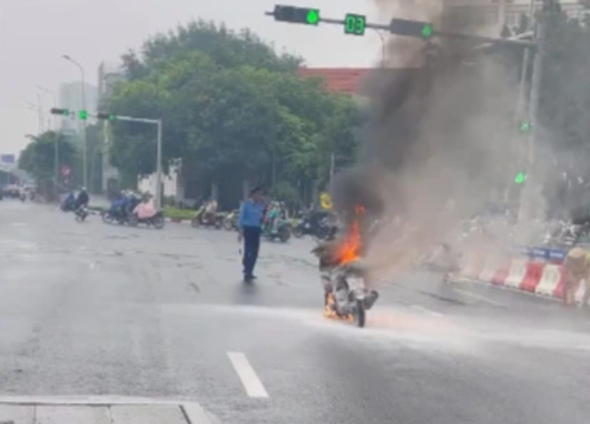 Xe may bat ngo boc chay du doi tren pho Ha Noi