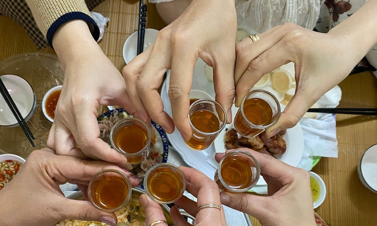 Người ở cùng phòng trọ với chị H. cho biết, chiều 23/10 người bạn trai mới quen của chị H đến ăn cơm. Người này đem theo một con gà đã mổ sẵn. Cả nhóm nấu cơm ăn uống với nhau đến tối thì chị H. đi chơi cùng người thanh niên trên. Bạn chị H. cũng nói chỉ biết người này ở Hà Nam, không biết tên, chiếc xe máy đối tượng đi là loại xe wave màu đỏ. Sau lần đi chơi ấy, chị H. đã không quay lại phòng trọ cho đến khi thi thể được phát hiện. (Ảnh minh họa, nguồn internet) 