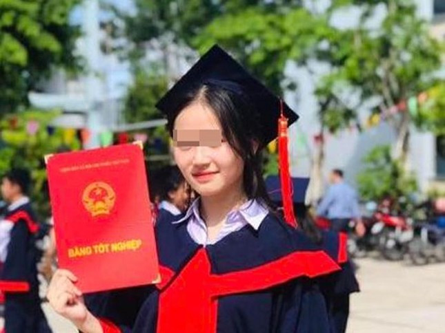  Nữ sinh mất tích sau thi lớp 10: Ngày 10/6, Công an tỉnh An Giang cho biết, các đơn vị nghiệp vụ vẫn đang khẩn trương tìm kiếm nữ sinh N.T.B.A. (học sinh lớp 9A7 Trường THCS Nguyễn Trãi) mất tích khi đi thi lớp 10 tại THPT Thủ Khoa Nghĩa, TP. Châu Đốc. Chị Trương Thùy Linh (mẹ nữ sinh A.) cho biết,: "Ngày 4/6, tôi chở con đến trường dự thi buổi cuối của kỳ thi vào lớp 10. Trước khi vào trường, con dặn 17h đến đón. Đúng giờ, chồng tôi đến chờ ở cổng trường, nhưng mãi không thấy con ra. Gia đình hỏi thăm bạn bè, thầy cô, xin trích xuất camera của trường nhưng vẫn không có thông tin của con, nên đã trình báo cơ quan chức năng". 