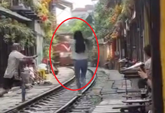 Khach lao ra duong ray khi tau dang den, chu quan bi xu phat