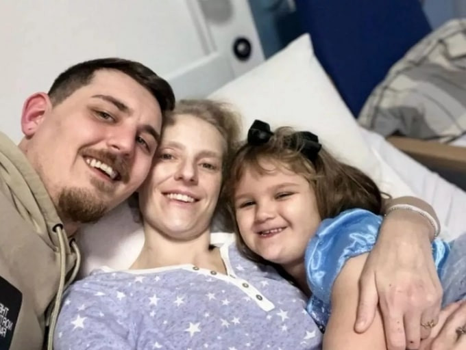 Be gai 5 tuoi di bo den truong tim nguoi cuu me nga bat tinh-Hinh-2