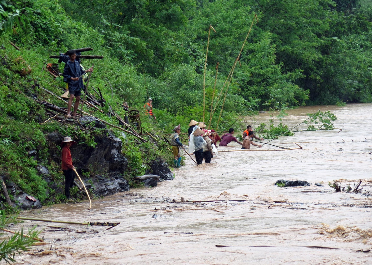 Đi thăm người thân cùng thôn, 2 bố con bị lũ cuốn tử vong Di tham nguoi than cung thon, 2 bo con bi lu cuon tu vong