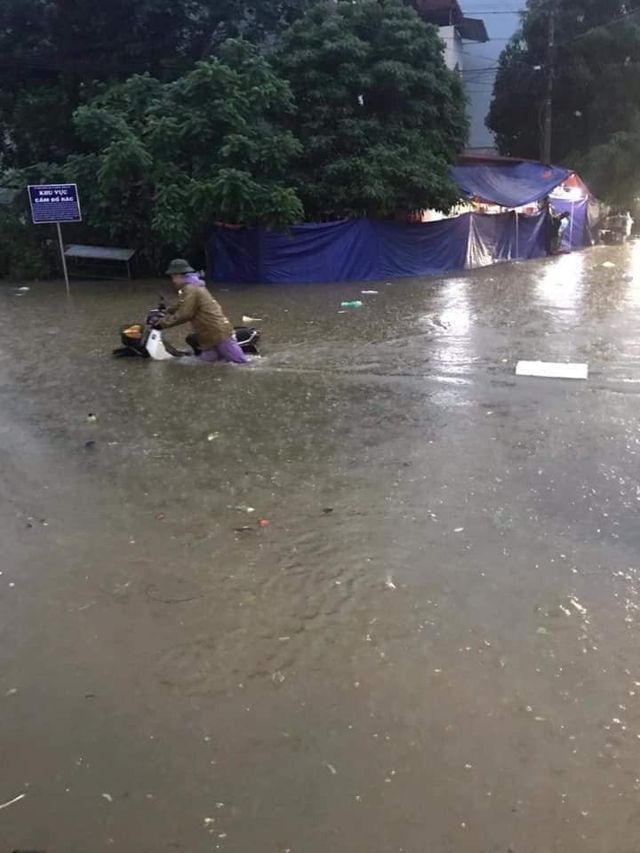 Dự báo ở Hà Giang sẽ còn mưa to trong sáng nay, có nơi mưa trên 60 mm. Sau đó từ trưa, chiều sẽ giảm dần. 