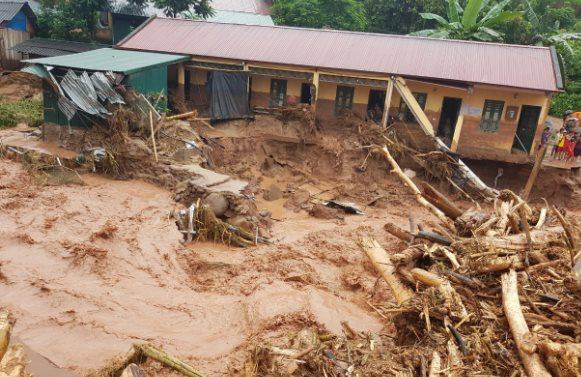 Trong ngày 8 - 9/6, mưa lớn tại nhiều địa phương trên địa bàn tỉnh Hà Giang khiến nhiều tuyến quốc lộ nối từ thành phố Hà Giang đi các huyện vùng cao bị chia cắt do sạt lở đất. 