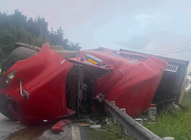 Xe container lat nhao tren duong, nam tai xe tu vong o Hoa Binh