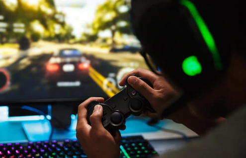 Hằng ngày, cha mẹ bận công việc nên để mặc cậu bé thoải mái rong chơi cùng đám bạn. Được nuông chiều từ bé, Nguyễn Quốc Huy nhanh chóng hòa nhập với đám bạn cùng xóm và tiếp cận game online. Những buổi đến lớp, Huy cứ mải mê hóa thân thành những siêu anh hùng trong cái thế giới ảo đầy ma quái với những nhân vật chỉ biết đánh giết và chinh phạt. Cuối năm 2011, Huy bỏ học và cùng đám bạn vùi đầu vào game online.. (Ảnh minh họa, nguồn internet)