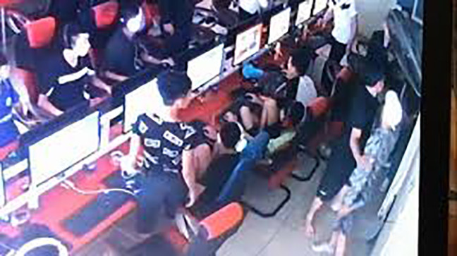 Gây án xong, Nguyễn Quốc Huy vứt dao và chạy bộ về nhà người quen để ẩn náu, nhưng nhanh chóng bị bắt giữ. Tại cơ quan Công an, hung thủ vẫn tỉnh queo trả lời rành rọt từng câu hỏi của CSĐT Công an quận Gò Vấp. Nguyễn Quốc Huy cho biết: "Tôi và Trường không có mâu thuẫn gì với nhau cả. Vì tôi thấy Trường xông đến đánh nên tôi lấy dao đâm". Huy ngồi khai lại tỉ mỉ từng thời khắc gây ra án mạng. Chẳng một chút sợ hãi, Huy và 2 người bạn cùng bị bắt vào chiều hôm gây án vẫn cười đùa. (Ảnh minh họa, nguồn internet) 