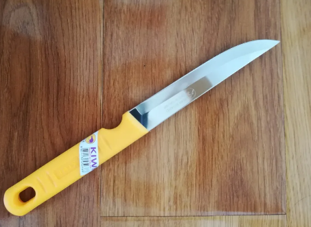 Huy và Đạt lao vào nhau quyết ăn thua đủ. Chủ quán thấy vậy vội can ngăn và đuổi Nguyễn Quốc Huy về. Ấm ức vì thấy thua thiệt, Huy ra ngoài và kêu Phan Nguyễn Trường Giang (14 tuổi) và Văn Đình Quyền (13 tuổi) đi theo đến tiệm Internet để trả thù. Nguyễn Quốc Huy còn về nhà, tìm thêm con dao Thái Lan cán màu vàng, dài 20cm lận vào người. Quay trở lại, Đạt vẫn còn ngồi mải mê chơi game, cả 3 đứa đành phải ngồi ngoài chờ. Thấy Phi (bạn của Đạt và Huy) đi tới, Huy nhờ Phi vào tiệm net để gọi Đạt ra nói chuyện. (Ảnh minh họa, nguồn internet) 