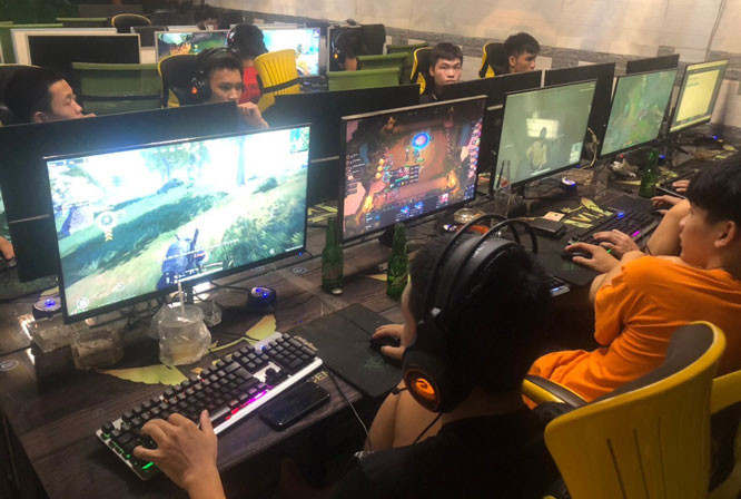 Do mải làm ăn, cha mẹ Huy chẳng ngó ngàng đến con. Đến sau này cha mẹ Huy mới biết, đứa con trai duy nhất trong gia đình đã bỏ học. Từ ngày nghỉ học, cơn ghiền chơi game online khiến Nguyễn Quốc Huy không còn phân biệt giữa thế giới thật và ảo. Khi bị bắt, cậu ta chỉ biết người bạn hay chơi game vừa mất một mạng bởi nhát dao đâm trúng tim. Theo cơ quan CSĐT Công an quận Gò Vấp, do hung thủ chưa đủ 14 tuổi nên không khởi tố vụ án, không khởi tố bị can. Sáng 22/2, cơ quan CSĐT Công an quận Gò Vấp đã hoàn tất hồ sơ chuyển cho UBND quận để ra quyết định chuyển Huy về trường giáo dưỡng. (Ảnh minh họa, nguồn internet) 