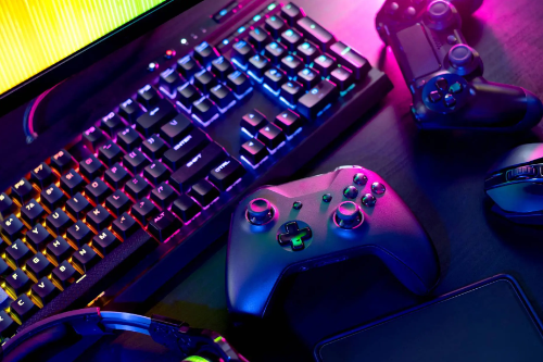 Nguyễn Quốc Huy có gương mặt khá điển trai với cặp mắt kính cận và giọng nói lanh lợi, hoạt bát. Trong phòng xét hỏi, Huy hồn nhiên đòi các điều tra viên cho chơi game vì cậu ta đang quá ghiền. Những dòng chữ Nguyễn Quốc Huy tự khai về hành vi giết người nguệch ngoạc nhiều lỗi chính tả cho thấy Huy sinh ra trong gia đình khá giả. Cha làm quản lý cho một nhà hàng lớn tại TP HCM. Mẹ ở nhà may đồ. Người chị lớn của Huy 23 tuổi hiện đã định cư tại Mỹ. Người chị kế 18 tuổi đang đi học. Là con út nên Huy được cha mẹ chiều chuộng hết mực. (Ảnh minh họa, nguồn internet) 