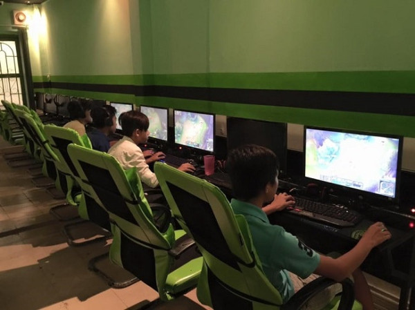 Theo hồ sơ vụ án, khoảng 16h45 ngày 21/2/2012, Nguyễn Quốc Huy (13 tuổi 6 tháng) bước vào quán net Tí Hon (tại số 37, đường số 20, phường 5, quận Gò Vấp, TP HCM) để tìm bạn chơi cùng. Huy gặp Huỳnh Thành Đạt đi cùng người em và ngồi gần đó. Chơi được một lát, Huy cứ chọc em của Đạt khóc gào lên. Đạt nhắc nhở, nhưng Huy không bỏ được. Đạt bực tức cốc lên đầu Huy một cái rõ đau khiến cả hai gây gổ xích mích trong quán. (Ảnh minh họa, nguồn internet) 