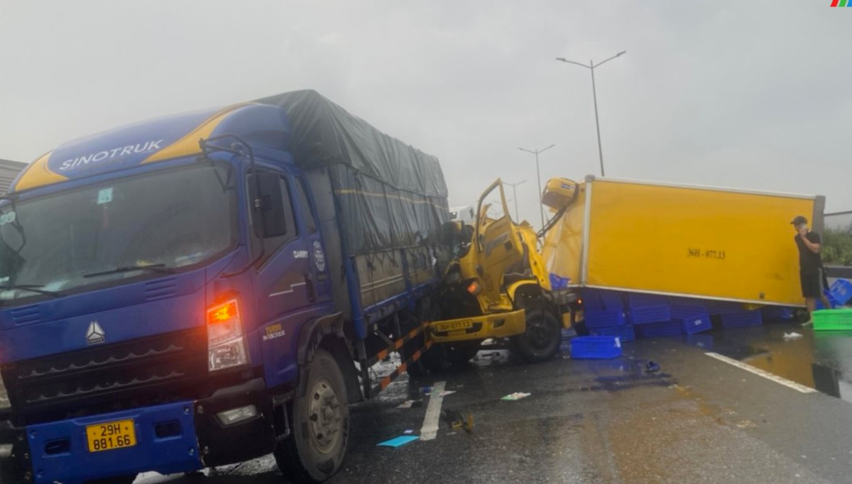 Hai xe tai va cham khien duong Vanh dai 3 un tac