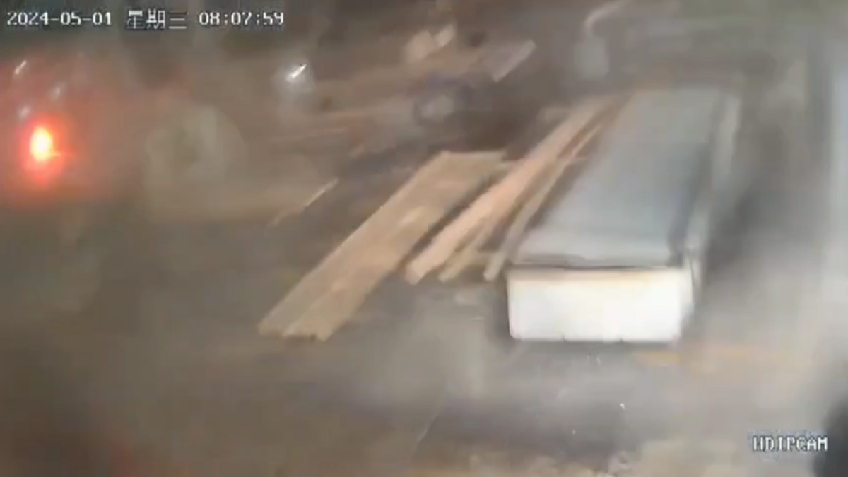 Khoảng 8h sáng ngày 1/5 vụ nổ xảy ra. Sức ép của vụ nổ ra hất văng mọi thứ, phá tan khu sản xuất.