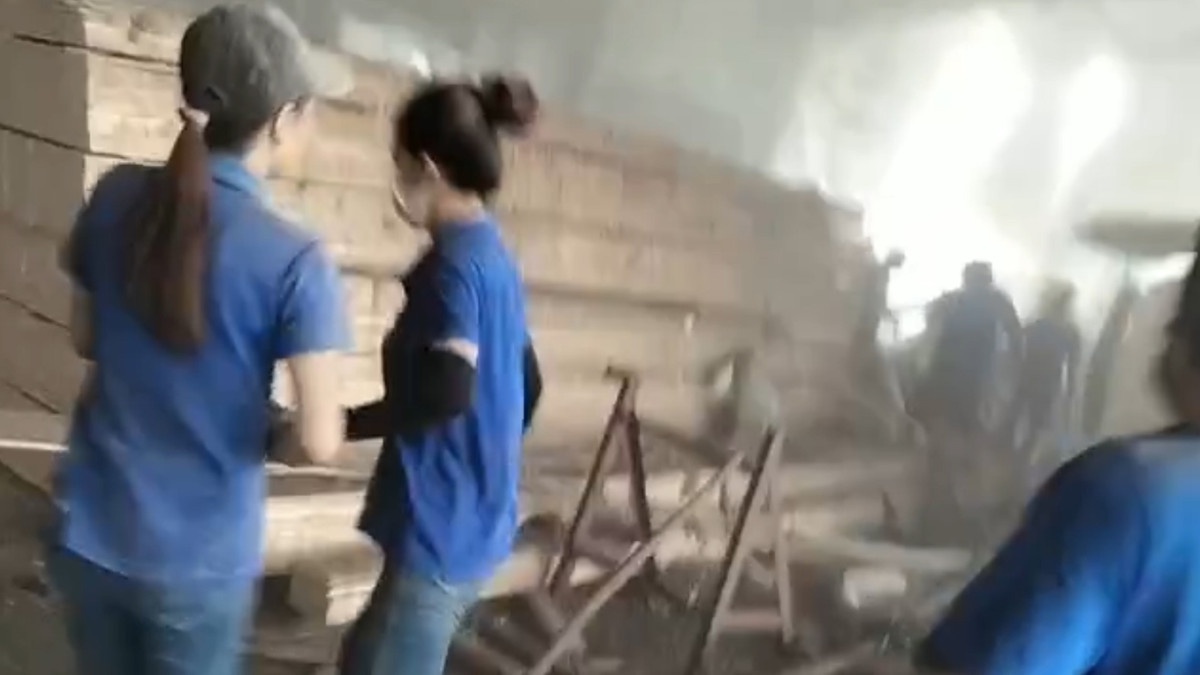 Các công nhân may mắn thoát nạn cố gắng tìm đường thoát khỏi khu vực nguy hiểm.