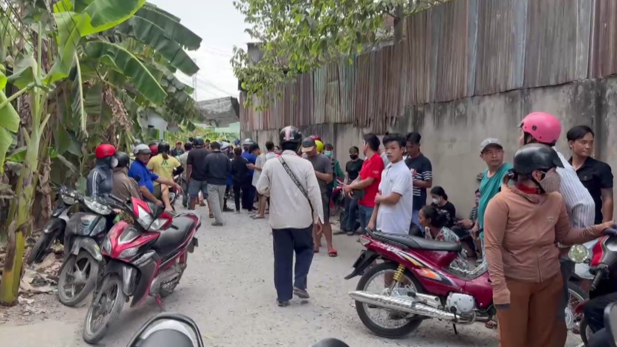 Phía ngoài khu nhà xưởng, nhiều người vẫn đang ngóng chờ tin tức của người thân.