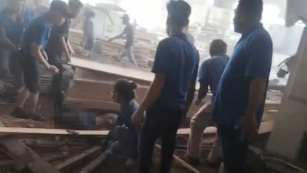 Những người may mắn thoát nạn cố gắng giúp đỡ những người bị thương.