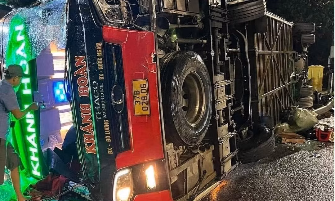 Ninh Binh: O to khach lat sau khi tong xe may, 4 nguoi tu vong-Hinh-2