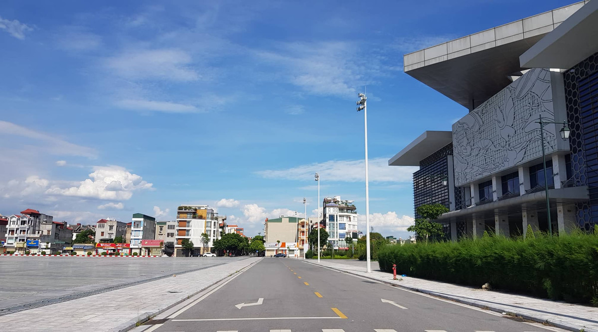 Tại công trình Trung tâm Văn hoá xứ Đông Hải Dương, việc phun tạo bọt chống cháy ESSCOAT UL kết cấu thép mái không đều, một số vị trí bị bong tróc để lộ lớp kết cấu thép bên trong. Thi công chít mạch đá lát nền hạng mục quảng trường có nhiều vị trí keo chít mạch bị bong tróc.