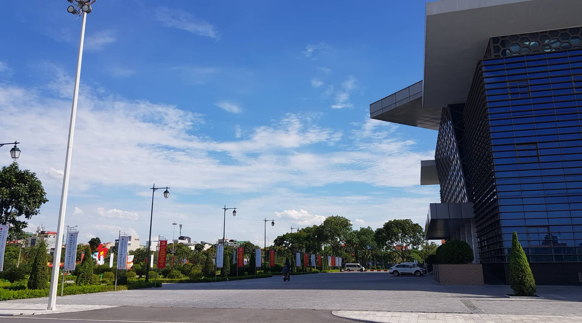 Bản vẽ thi công hạng mục quảng trường được thiết kế thể hiện các thông số về cao trình hiện trạng trước khi đào san đất không đúng với thực tế, dẫn đến phải bổ sung khối lượng đào đất không thích hợp khi thi công. Thiết kế kết cấu bê tông nền quảng trường sử dụng cấp phối đá 2x4 kết hợp đá 4x6 cho 1m3 bê tông là chưa phù hợp. 