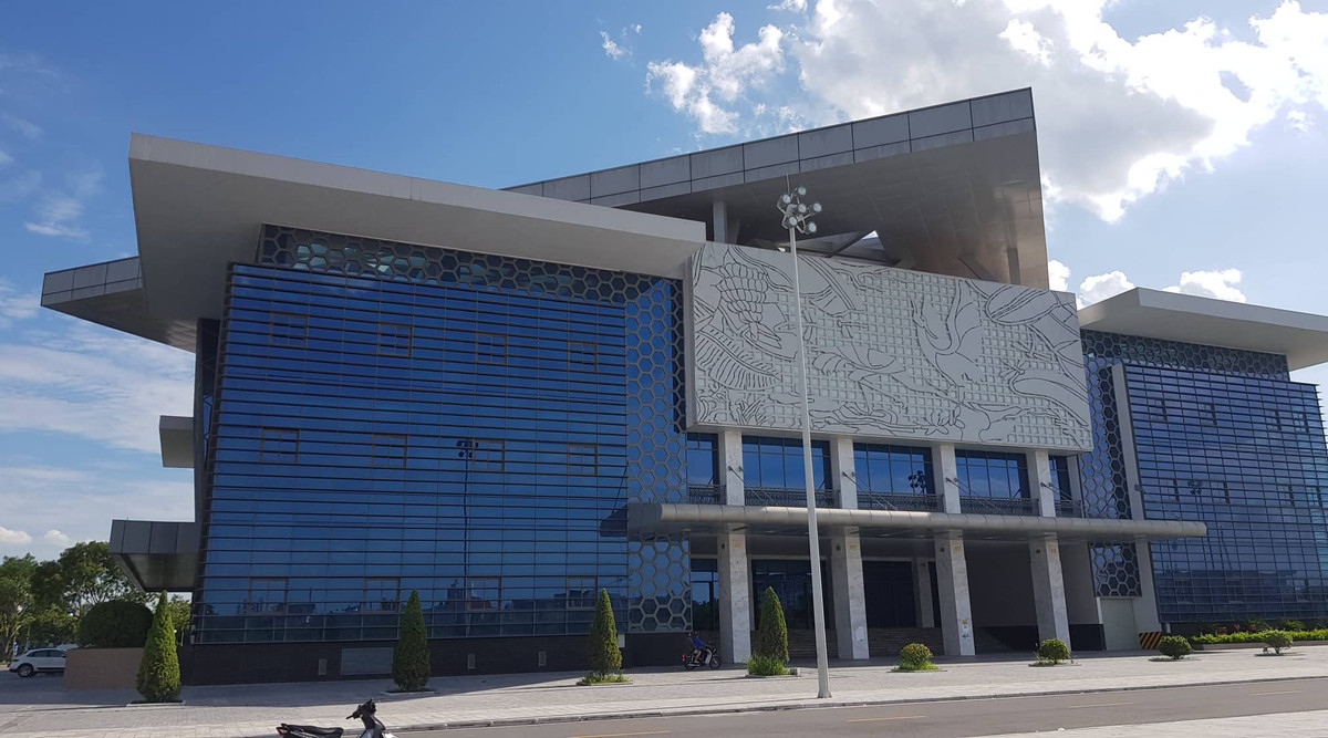 Tổng giá trị nghiệm thu, quyết toán gói thầu số 03 thi công xây dựng quảng trường là hơn 43 tỷ đồng. Nghiệm thu bàn giao đưa vào sử dụng ngày 6/6/2021. Qua thanh tra cho thấy, một số vật liệu, thiết bị được chỉ định chưa phù hợp nên phải điều chỉnh trong quá trình thi công. 