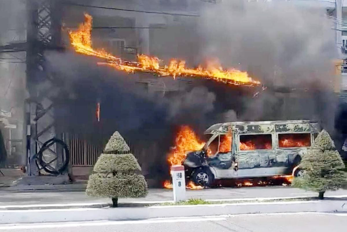  Ô tô 16 chỗ bốc cháy dữ dội ở Nha Trang: Trưa 12/6, một chiếc ô tô 16 chỗ được tài xế chạy tới tiệm sửa xe trên đường 23 Tháng 10, phường Phương Sơn, TP Nha Trang. Lúc xe đang đậu phía trước để nhân viên thay lốp, lửa bất ngờ bùng lên bao trùm toàn bộ ô tô. Tài xế cùng nhân viên tại đây dùng bình chữa cháy dập lửa nhưng bất thành. Lực lượng PCCC được huy động đến hiện trường khống chế đám cháy ngay sau đó. (Ảnh: Vietnamnet)