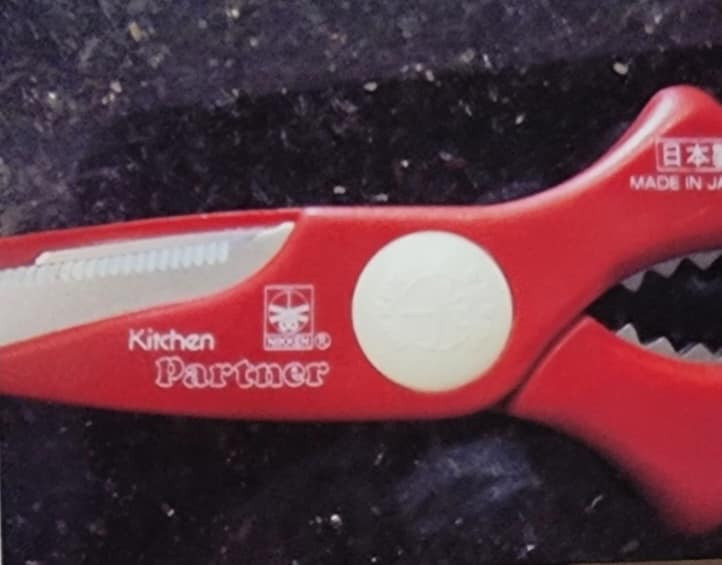 “Cháu V.A rất đáng yêu như một thiên thần nhỏ bé nhưng số phận đã không may mắn khi phải sống chung cùng cặp đôi ác quỷ. Ác quỷ đội lốt người đó lại chính là người bố và bạn gái. Họ điên cuồng tấn công cháu dù cháu rất ngoan, không có lỗi gì. Họ bắt cháu lau nhà rồi vô cớ dùng ống kim loại vụt cháu, cháu học bài thì chúng vô cớ lột quần áo, bắt quỳ đánh cháu, dùng kiềm, trói tay,... bạo lực cháu như một thú vui bệnh hoạn để giải tỏa thù tức đê hèn”, luật sư Thơm nêu ý kiến.