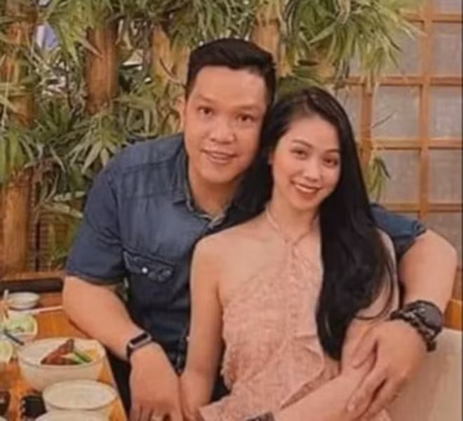 Theo cáo trạng, cháu V.A (8 tuổi) là con ruột của Nguyễn Kim Trung Thái và chị Nguyễn Thị Hạnh (đã ly hôn từ tháng 8/2020). Tháng 9/2020, Nguyễn Võ Quỳnh Trang đến chung sống như vợ như chồng với Thái tại căn hộ tại Nguyễn Hữu Cảnh (phường 22, Quận Bình Thạnh). Cháu V.A ở cùng với Thái và Trang từ thời gian này.