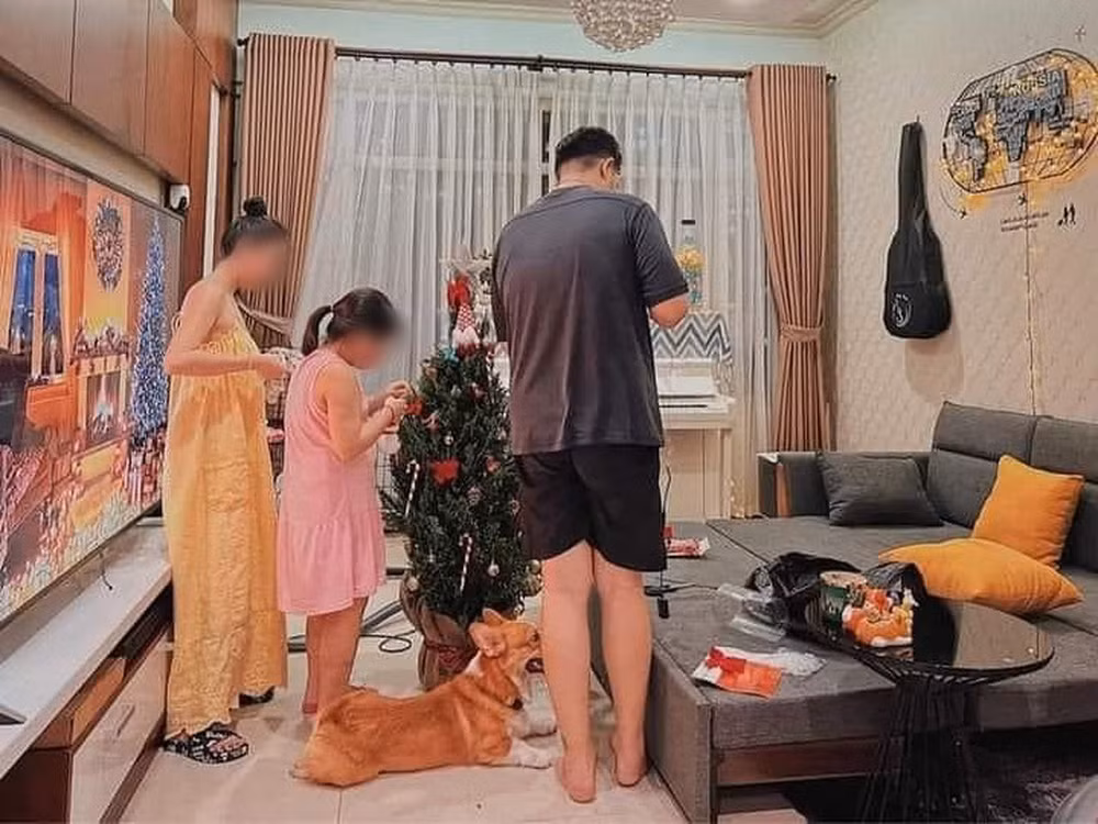 Vụ việc lên đến đỉnh điểm khi ngày 22/12/2021, Thái đi làm còn cháu VA ở nhà với Trang để học trực tuyến theo lịch của nhà trường. Từ 14h06 đến 14h30, Trang bắt cháu VA quỳ làm bài tập để Trang kiểm tra. Từ 14h51 đến 18h06, Trang cho cháu VA ngồi học, trong khoảng thời gian này, Trang không cho cháu mặc quần áo. Trang sử dụng cây gỗ (dạng trụ tròn đường kính 2,2 cm, dài 90 cm) cầm bằng tay phải đánh mạnh liên tiếp, dồn dập vào người cháu VA.