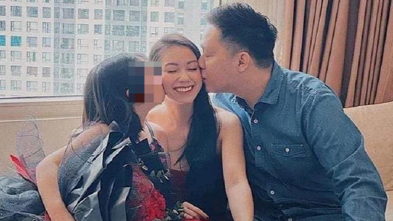 Khi bị đau tay, Trang mang bao tay vào tiếp tục đánh cháu VA rất nhiều cái, liên tục mặc dù lúc này trên cơ thể cháu VA có rất nhiều những vết thương tụ máu ở vùng mông, thắt lưng. Khi cháu VA né tránh thì Trang dùng dây nhựa (loại dây rút) trói 2 tay, 2 chân cháu VA lại, sau đó tiếp tục dùng cây gỗ tròn đánh cháu VA. Khi cháu ngã xuống sàn nhà Trang tiếp tục cầm cây gỗ bằng 2 tay dồn lực đánh rất mạnh liên tục, nhiều lần vào vùng mông, vùng hông, vùng lưng cháu VA.