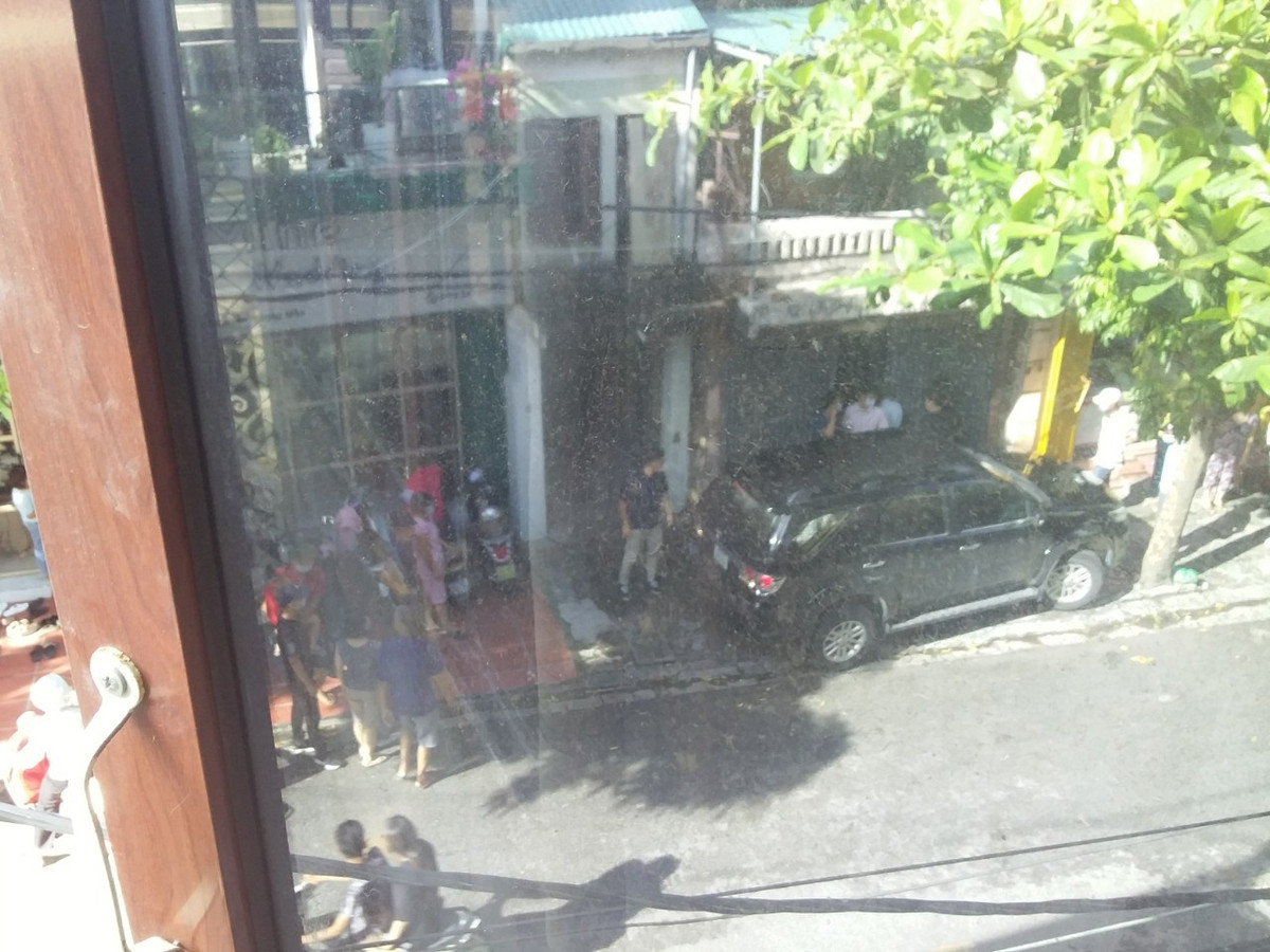 Tối cùng ngày, Vũ Thị Mừng biết việc Năng giết anh Cường và đang để thi thể anh Cường tại hiệu thuốc nhà mình. Sau khi bàn bạc, cặp vợ chồng này thống nhất dùng xe ô tô Santafe chở thi thể anh Cường từ hiệu thuốc ra chôn tại khu vực bờ sông Kim Sơn thuộc địa phận khu 9, phường Tân Bình (TP Hải Dương) để tránh sự phát hiện của người khác. 