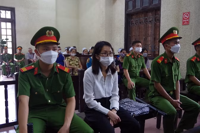 Bị cáo Vũ Thị Mừng, khi biết Năng thực hiện hành vi giết người, cướp tài sản, mặc dù có trình độ học vấn cao nhưng không tố giác hành vi phạm tội của Năng, giúp Năng lau chùi hiện trường gây án, xoá dấu vết trên xe ôtô, che giấu số tiền nợ, cùng chôn đào, đốt, phi tang xác anh Cường. Bị cáo phạm nhiều tội nên phải áp dụng hình phạt nghiêm, tương xứng với hành vi phạm tội, cách ly bị cáo khỏi xã hội một thời gian.