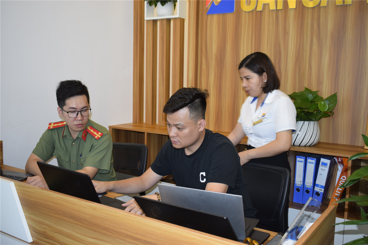 Thu giu nhieu xe sang duong day danh bac qua san SFX Capital 90 trieu USD-Hinh-2