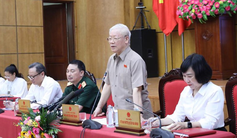 “Xử lý nghiêm cán bộ sai phạm là bài học răn đe, cảnh tỉnh, cảnh báo để những người khác không vi phạm. Chứ không phải thích thú gì khi kỷ luật đồng chí, đồng đội của mình, thậm chí rất đau xót, nhưng buộc phải làm. Như Bác Hồ từng dạy cắt một vài cành sâu, mọt để cứu cả cây", Tổng Bí thư nói.