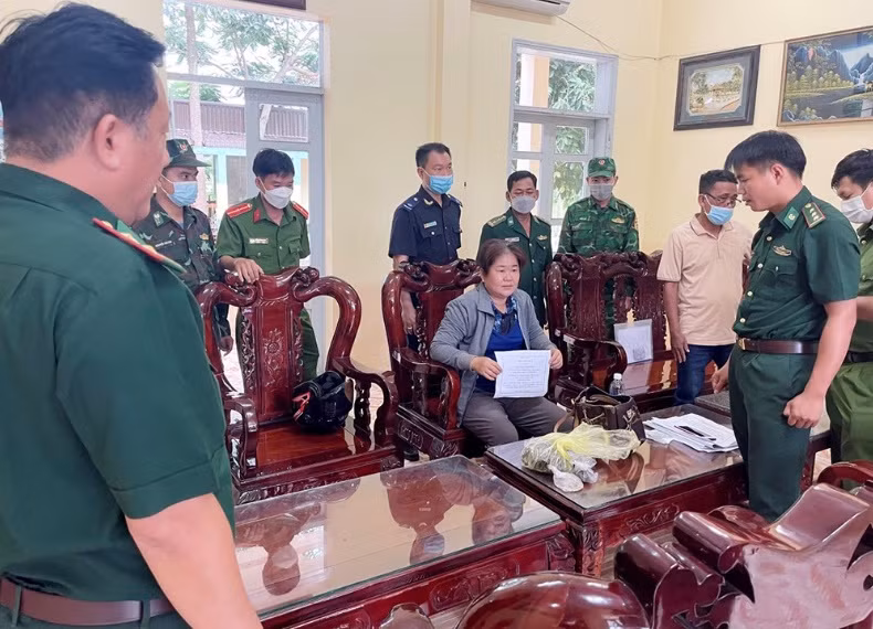  Người phụ nữ vận chuyển hơn 1,1kg vàng trái phép qua biên giới. Đồn Biên phòng cửa khẩu quốc Tế Tịnh Biên (Bộ đội Biên phòng An Giang) vừa tạm giữ một phụ nữ tên Try Sophea (SN 1973, trú tại Campuchia) vận chuyển trái phép trên 1,1kg vàng và hơn 4,8gam bạc trái phép qua biên giới. Chiều ngày 22/6, lực lượng chức năng kiểm tra phát hiện Try Sophea cất giấu nhiều trang sức bằng kim loại màu vàng và bạc (nghi là vàng và bạc) trong túi xác. Try Sophea khai số nữ trang trên được người em chồng nhờ vận chuyển từ Campuchia sang Việt Nam để bán lấy tiền. 