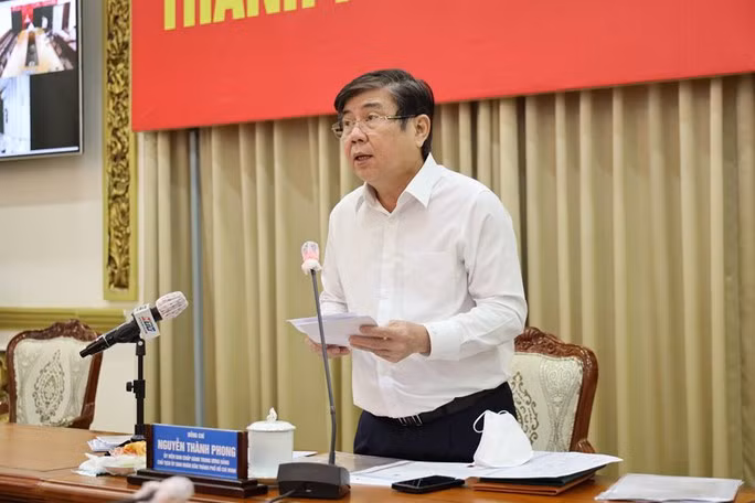 Từ 4/2004 - 10/2006: Bí thư Trung ương Đoàn Thanh niên Cộng sản Hồ Chí Minh phụ trách phía Nam; Bí thư Thường trực Trung ương Đoàn Thanh niên Cộng sản Hồ Chí Minh (từ 7/2005).Tháng 11/2006 - 1/2009: Thành ủy viên, Bí thư Quận ủy Quận 2, TP Hồ Chí Minh. Từ tháng 1/2009 - 10/2010: Phó Bí thư Tỉnh ủy Bến Tre. Ông Phong làm Bí thư Tỉnh ủy Bến Tre (10/2010 đến 7/2013), Ủy viên Trung ương Đảng khóa XI. Từ 7/2013 - 1/2015: Ủy viên Trung ương Đảng khóa XI, Bí thư Tỉnh ủy, Chủ tịch HĐND tỉnh Bến Tre. 