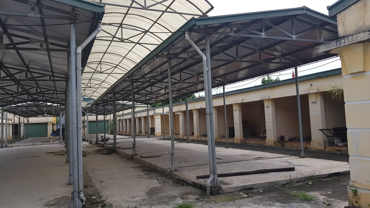 Theo các tiểu thương, các lối đi trong chợ quá hẹp, các kiot có diện tích nhỏ, không có nhà vệ sinh nên không thể là nơi kinh doanh lý tưởng.