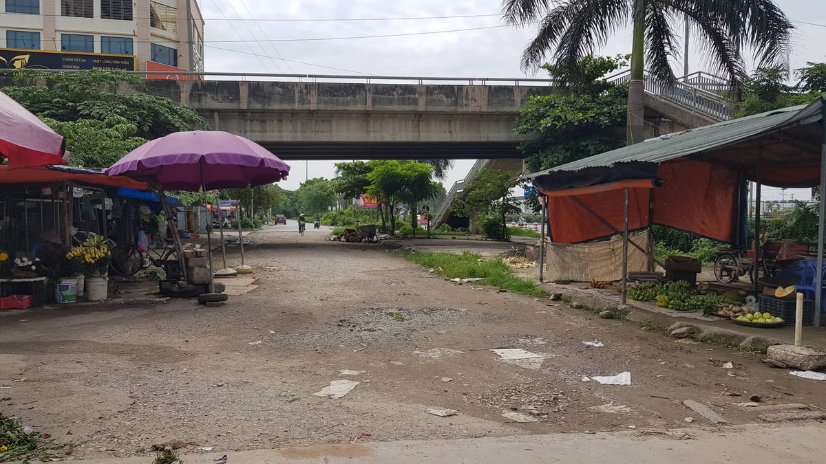 Các tiểu thương vẫn kinh doanh tại chợ tạm này từ lâu.