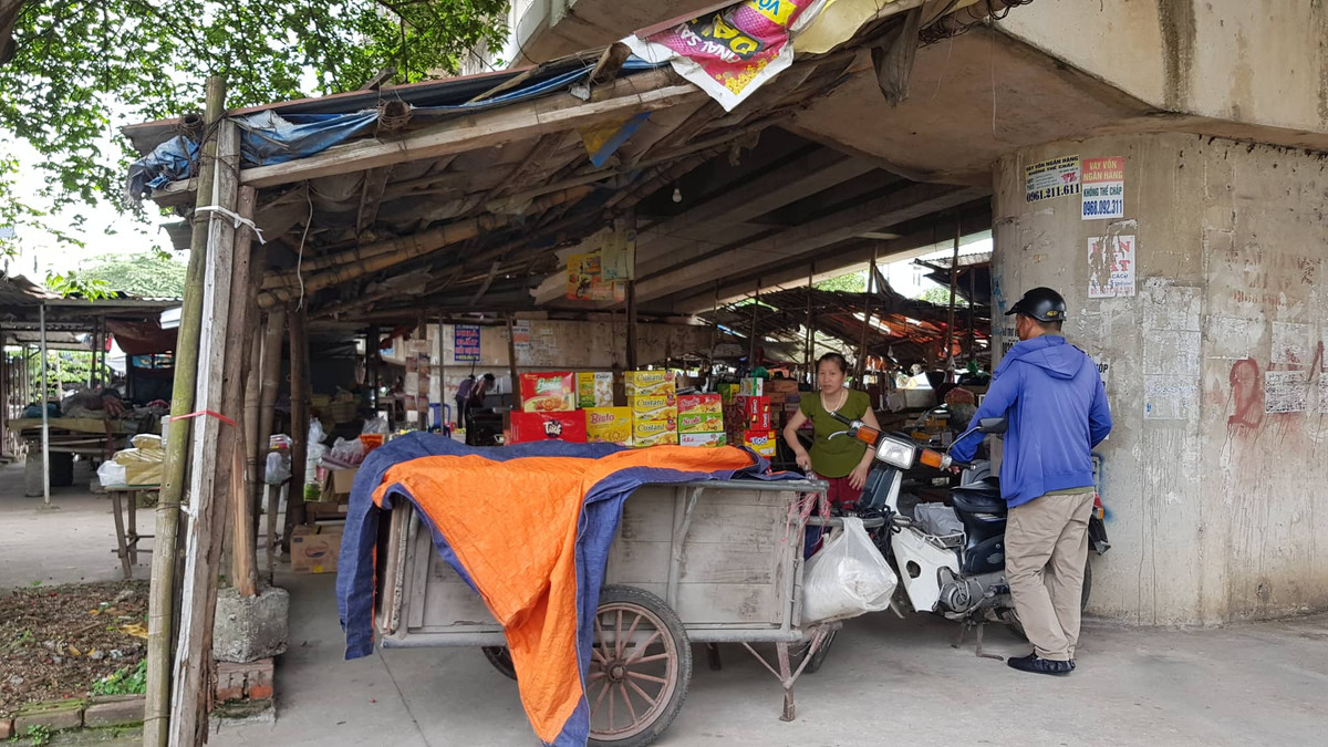 Ngay sát dự án chợ bỏ không là chợ tạm đông đúc, thậm chí nhiều tiểu thương phải kinh doanh dưới gầm cầu vượt QL5.