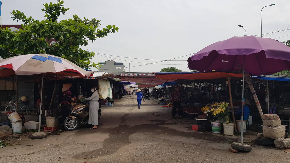 Dù chợ tạm nhếch nhác, lụp xụp