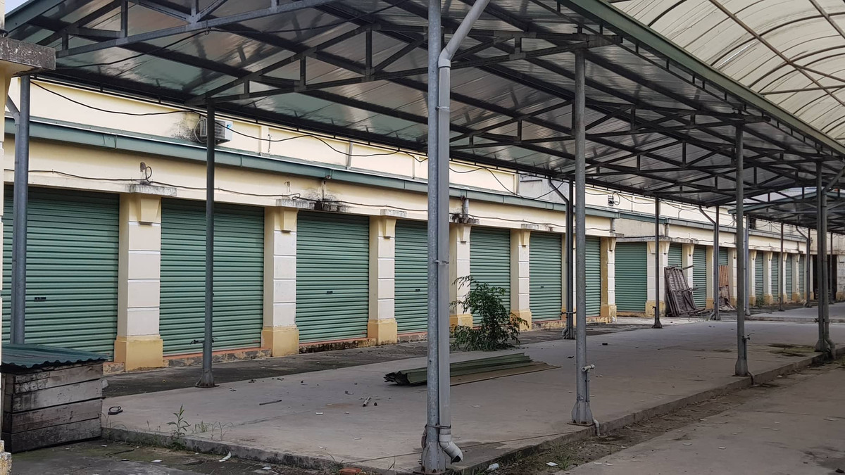 Các gian kiot phía trong chợ đóng cửa nhiều năm nay.