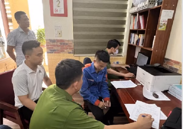  Giết người, phi tang xác xuống sông vì 5 triệu đồng. Phòng CSHS Công an tỉnh Thanh Hóa vừa bắt giữ Lê Văn Hoàng (SN 2004), trú tại phố Tân Trọng, phường Quảng Thành, TP Thanh Hóa – kẻ sát hại anh Phạm Đức T. (SN 2003, xã Thành Tân, huyện Thạch Thành, tỉnh Thanh Hóa), cướp tài sản, phi tang xác xuống sông. Hoàng khai nhận nguyên nhân vụ việc xuất phát từ việc anh T vay cắt lãi 5 triệu đồng nhưng đến hẹn không trả và chặn mọi liên lạc.