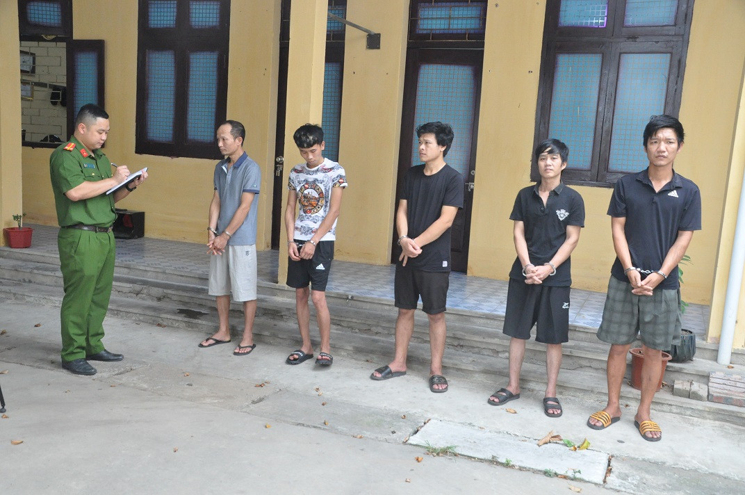 Hai Duong: “Ngao da” mua dao tren duong, canh sat triet xoa o ma tuy phuc tap-Hinh-2