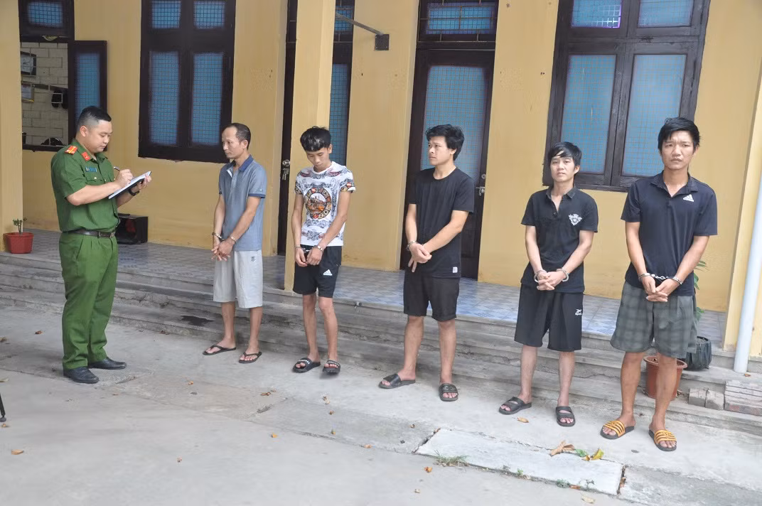 Hai Duong: “Ngao da” mua dao tren duong, canh sat triet xoa o ma tuy phuc tap-Hinh-2