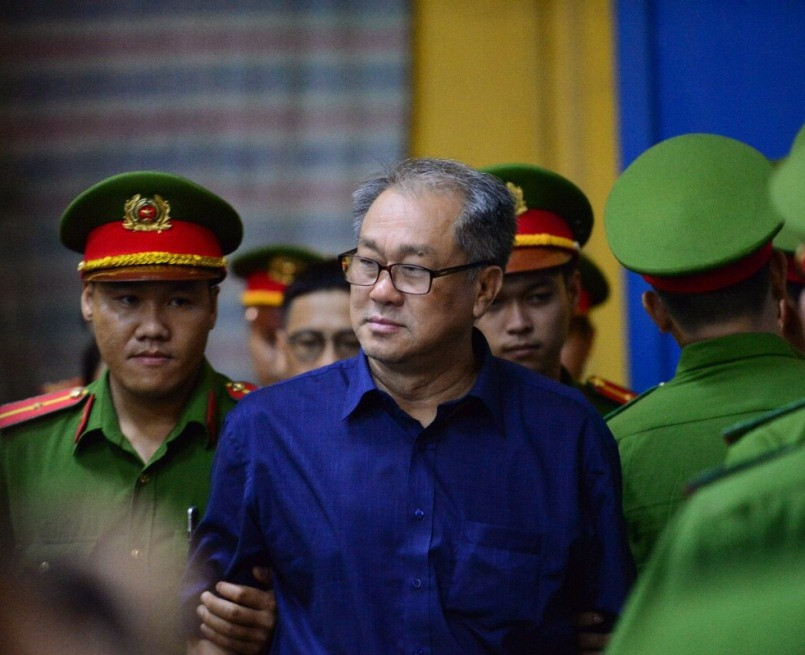  Đại án Phạm Công Danh và VNCB: Phạm Công Danh - cựu Chủ tịch HĐQT, cựu Tổng Giám đốc Ngân hàng Xây dựng (VNCB) và đồng phạm phạm tội "Cố ý làm trái quy định của Nhà nước về quản lý kinh tế gây hậu quả nghiêm trọng". Bị cáo Danh đã chỉ đạo Phan Thành Mai (nguyên Tổng giám đốc VNCB) và các bị cáo dưới quyền dùng tiền của VNCB đảm bảo cho 29 lượt công ty (do Danh thành lập, hoặc đi mượn) vay hơn 6.100 tỷ đồng tại ngân hàng Sacombank, BIDV và TPBank. Do các công ty của ông Danh không thể trả được nợ, đã khiến VNCB thiệt hại hơn 6.100 tỷ đồng. Vụ án này còn liên quan đến các bị cáo, bị can Trầm Bê, Hứa Thị Phấn và một số bị cáo khác.