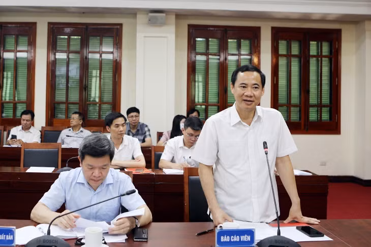 8 Uy vien, nguyen UV Trung uong va 20 si quan cap tuong bi ky luat