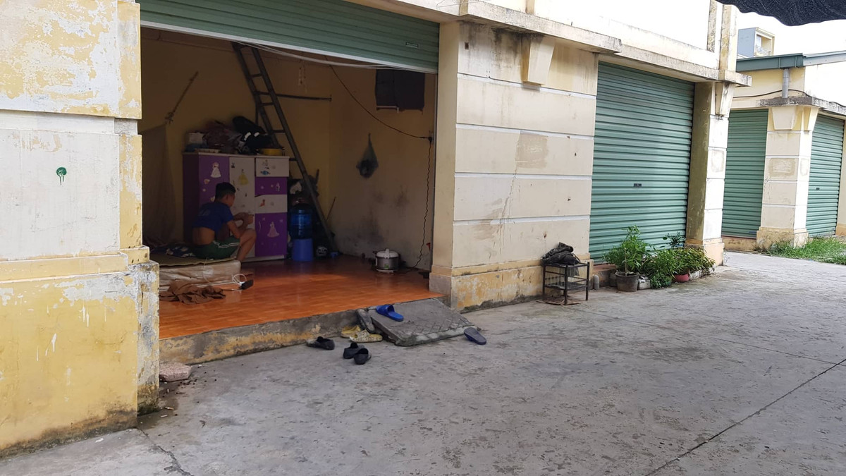 Một kiot phía ngoài được công nhân thuê lại để ở tạm.