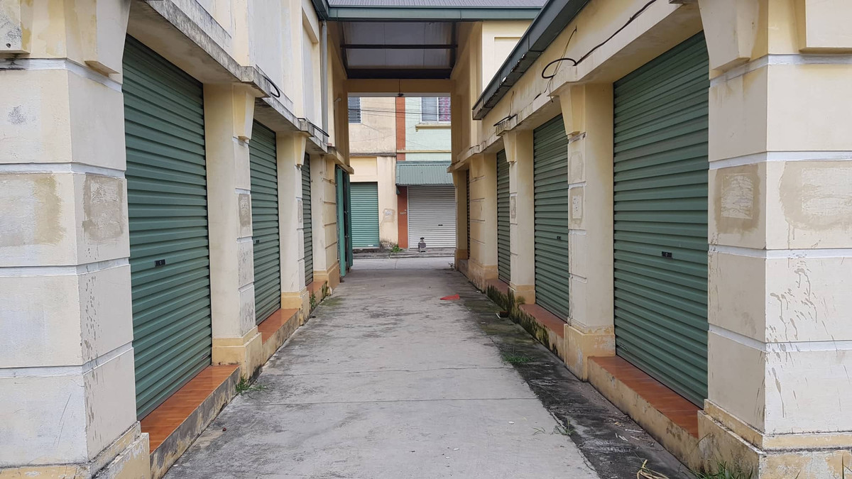 Tạo nên cảnh tượng ảm đạm.